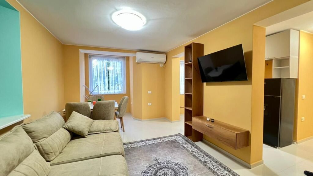 2+1 📍Bllok (Vicino a Piazza Wilson) - 2° Piano - Sup.75m² - Esposizione SUD🌞 || Accesso immediato al Centro e a Bllok🏃🏻‍♂️ 800 Euro/Mese