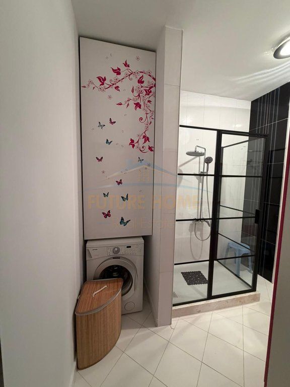 Shitet apartament 2+1+depo Rruga e Barrikadave