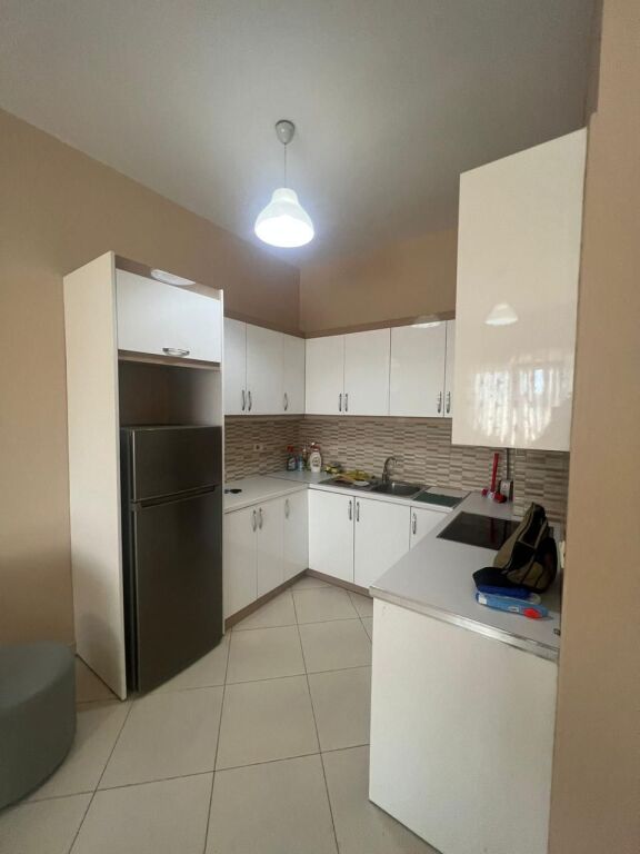 Shitet apartament 1+1 prane Hotel Marinaj, Rruga Teodor Keko