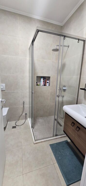 Jepet me qira apartament 1+1+1 ballkon, 55 m², te rruga e Barrikadave
