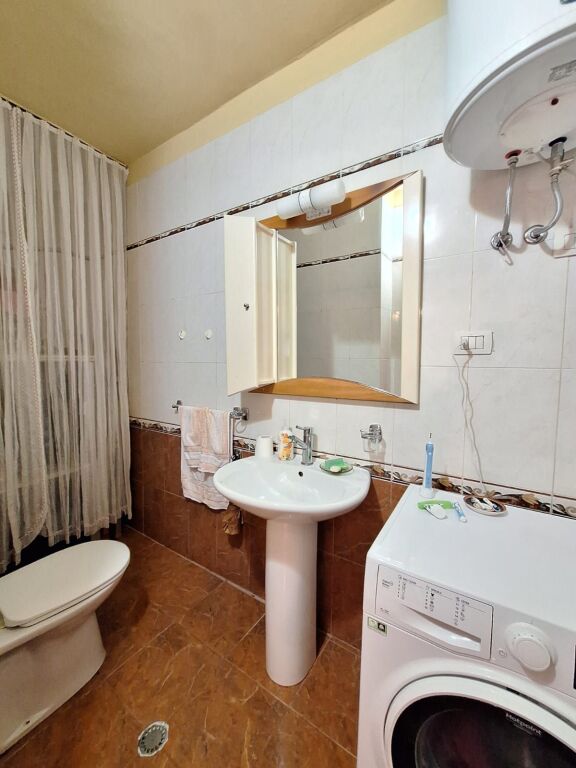 Shitet apartament 2+1+2 me 1 ballkon tek rruga e Kosovareve