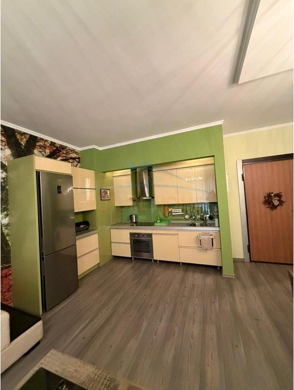 Shitet apartament 2+1+depo Rruga e Barrikadave
