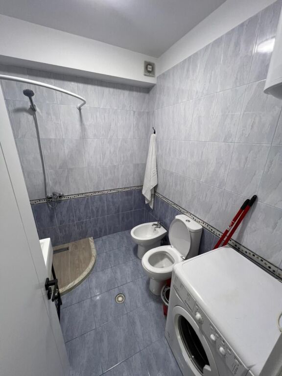 Me Qera: Super Apartament 1+1 + Ballkon + P.Parkimi || (📍Liqeni Artificial - Afër Kopshtit Zologjik), Pllt I Ri Me Ashensor, me Oborr | 750 Euro/Muaj