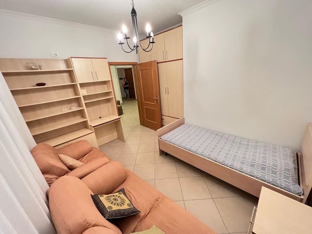 🏡✨ QERA – Apartament 2+1  📍 Prane Kishes Katolike Rruga  e Kavajes 💰 Çmimi: 60.000 Lekë / muaj