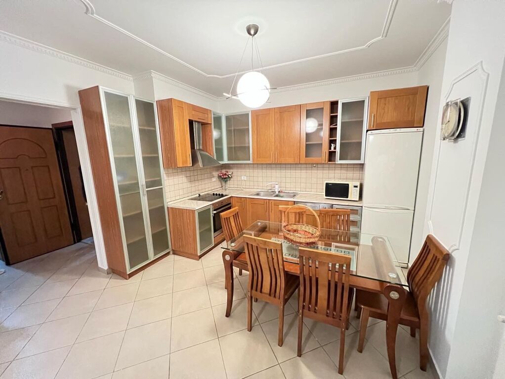 🏡✨ QERA – Apartament 2+1  📍 Prane Kishes Katolike Rruga  e Kavajes 💰 Çmimi: 60.000 Lekë / muaj