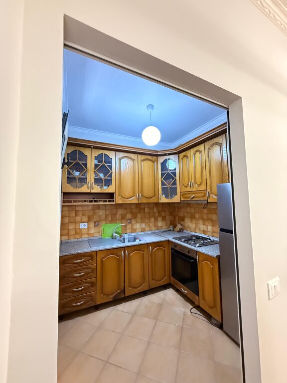 Shitet Apartament  1+1 Rruga  Ali Demi (Tregu i ri elektrik)