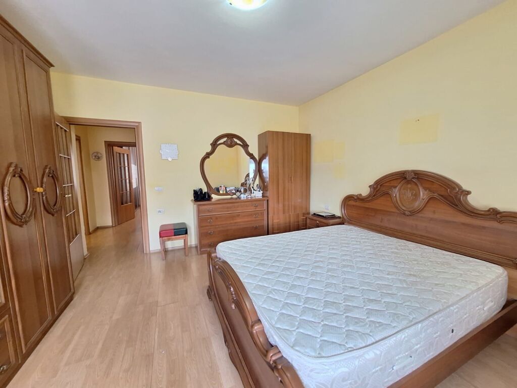 Shitet apartament 2+1+2 me 1 ballkon tek rruga e Kosovareve