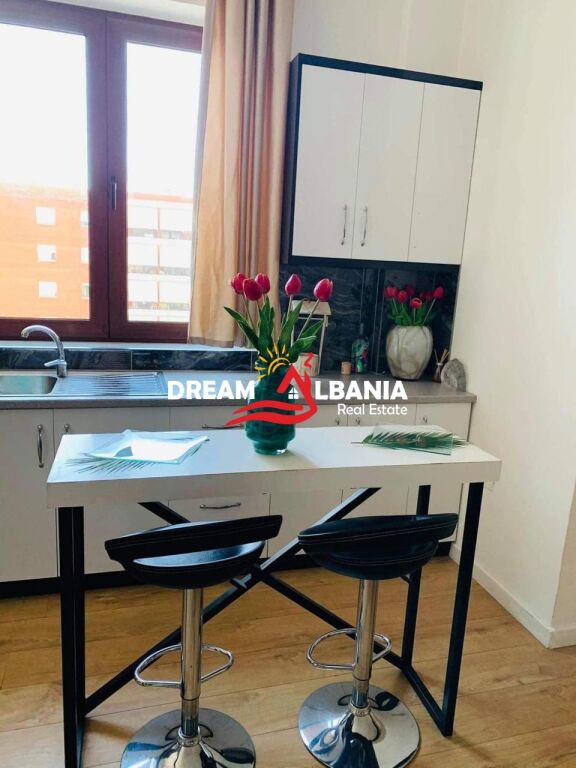 Jepet me qera apartament 1+1 ne rrugen e Kavajes prane Kompleksit Deliorgji (ID 42111576)