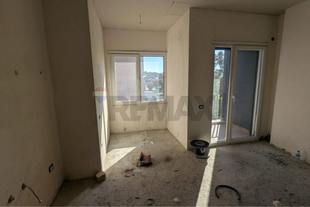 Apartament 2+1+2+2ballkone tek komuna e parisit