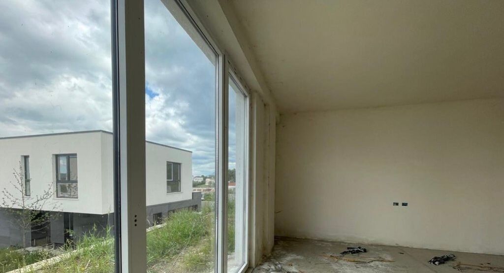 APPARTAMENTO 3+1+2 CON CORTILE IN VENDITA A LIQENI I FARKES 303,000 €