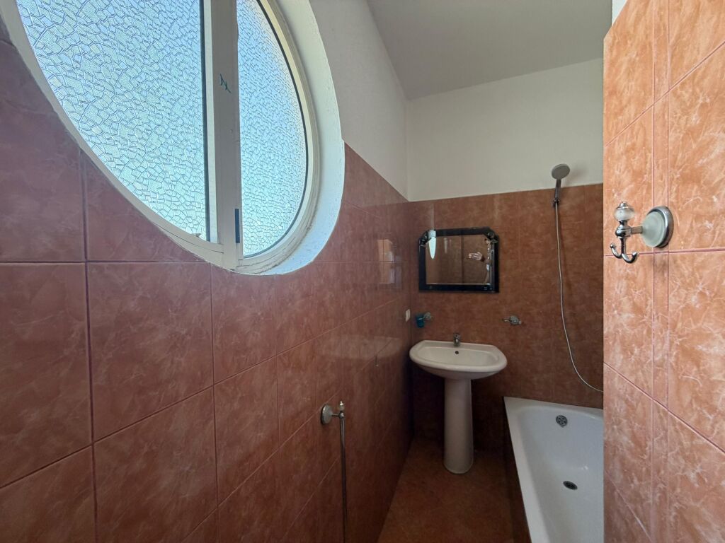 Shitet, Apartament 2+1+2 Tualete, Pranë Hotel Adriatik Plazh– Durrës.