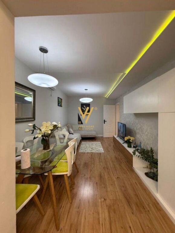 SHITET VILE DY KATESHE NE KINOSTUDIO 230.000 EURO