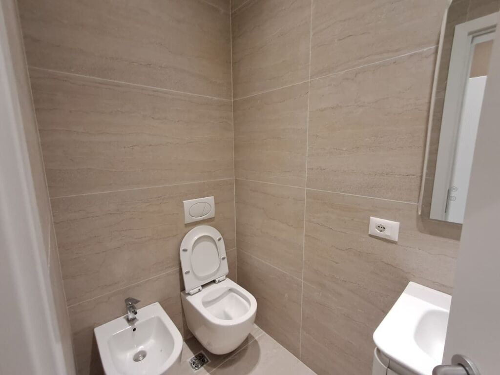 JEPET ME QIRA AMBJENT BIZNESI 129 M² NË DURRËS