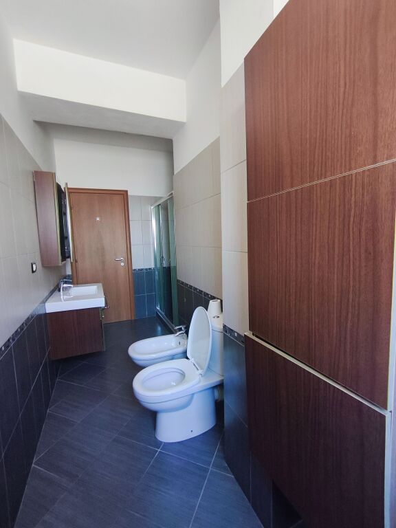 Apartament për Shitje 120 m² + Verandë 50 m² në Durrës, Stacioni i Trenit - Me Mobilim &amp; Garazh
