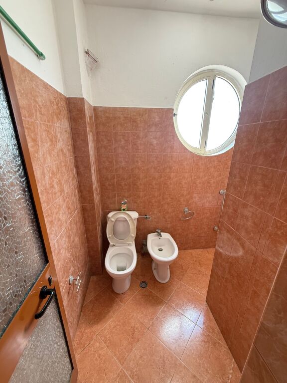 Shitet apartament 2+1 ne plazh