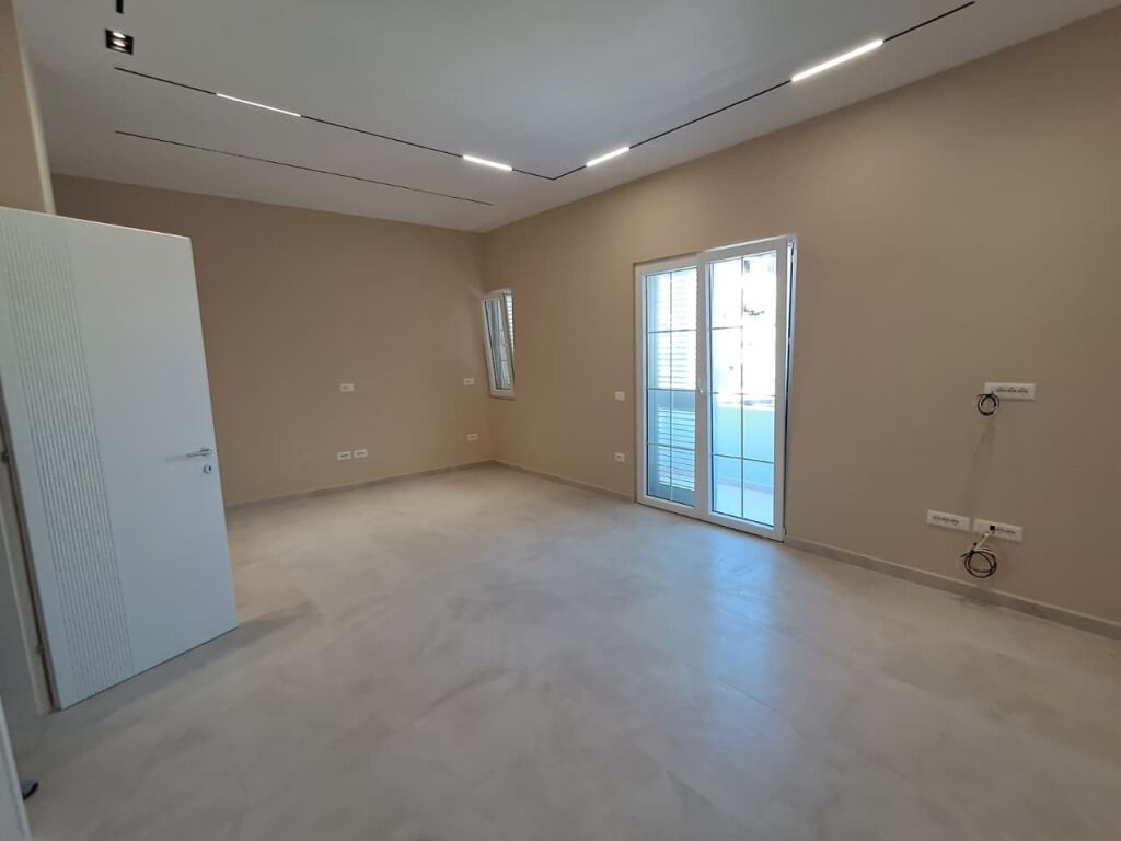 JEPET ME QIRA AMBJENT BIZNESI 129 M² NË DURRËS