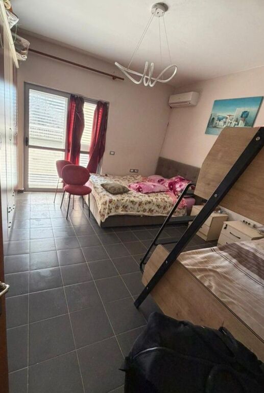 Shitet apartament 1+1