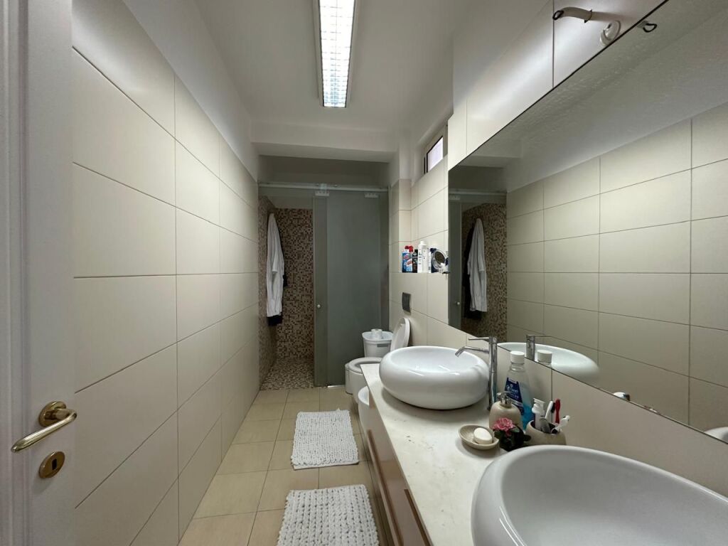 Jepet me qera apartament 3+1 ne Vasil Shanto