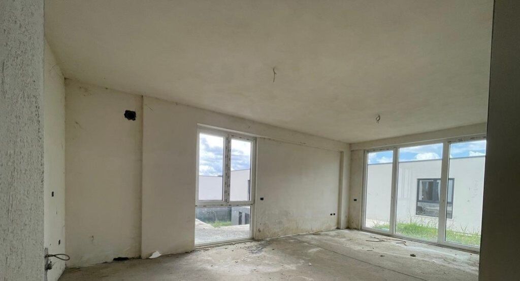 APPARTAMENTO 3+1+2 CON CORTILE IN VENDITA A LIQENI I FARKES 303,000 €