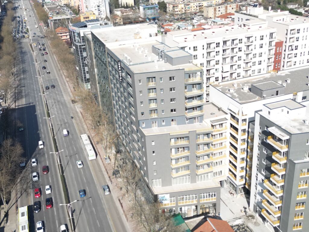 Jepet me qera Kati i Plotë - 4 Apartamente + Parkim – Laprakë