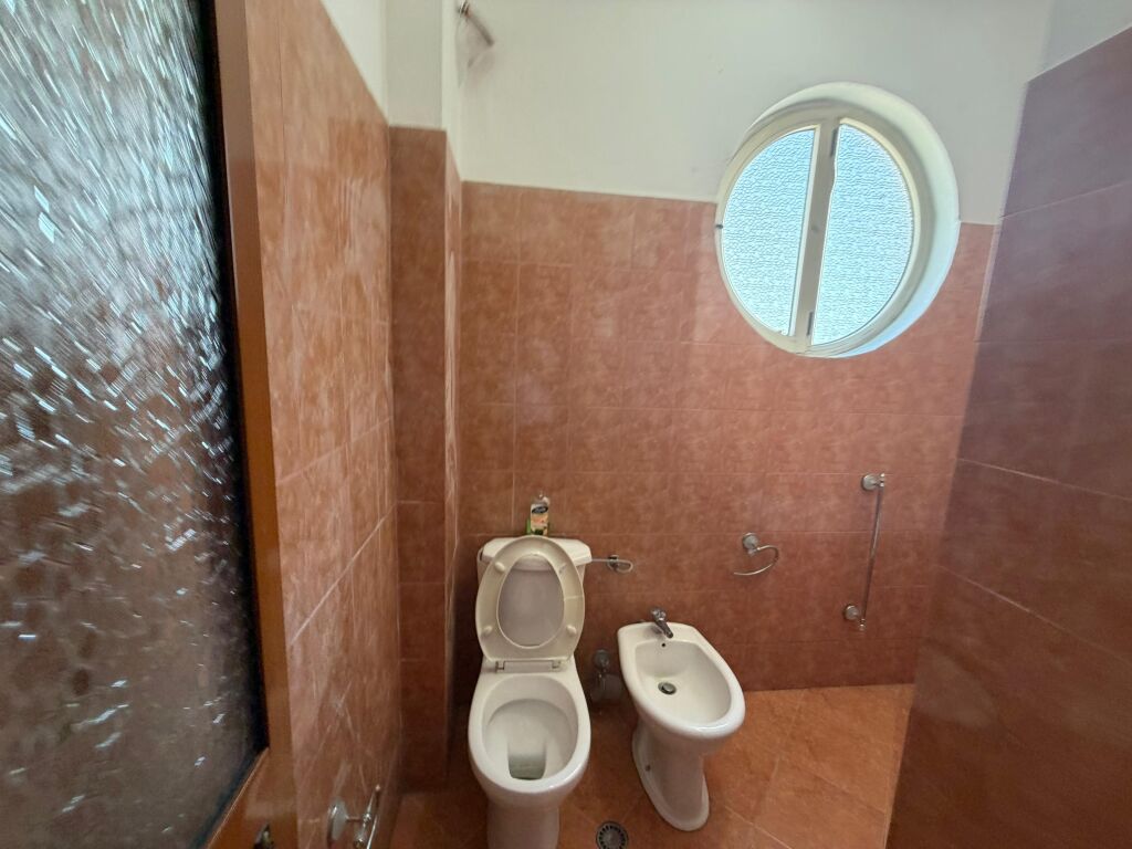Shitet, Apartament 2+1+2 Tualete, Pranë Hotel Adriatik Plazh– Durrës.