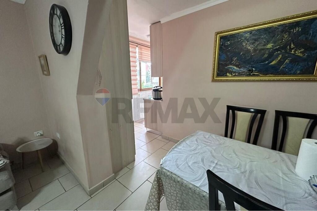 Shitet Apartament 1+1 tek Materniteti i Ri !