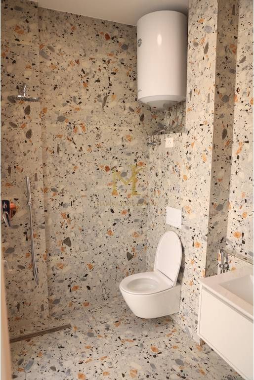 Apartament 1+1 për shitje në zonën prestigjioze të Malit të Robit — vetëm 250 metra nga deti.