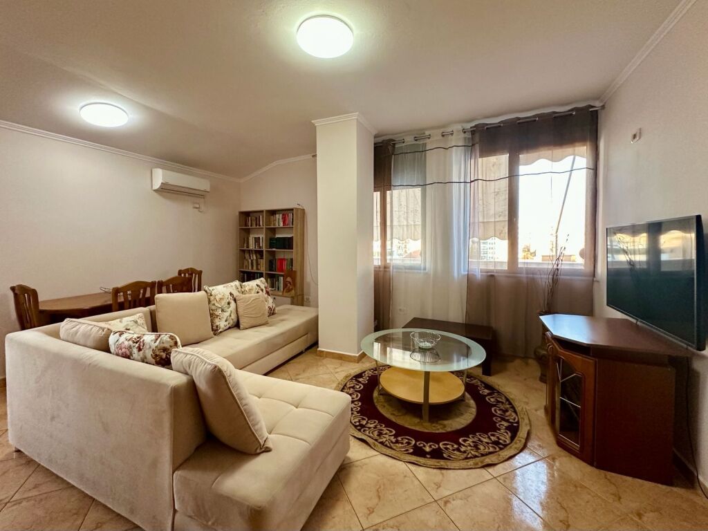 In affitto Apt 2+1+2, presso “Gjimnazi Partizani”, 800 €!