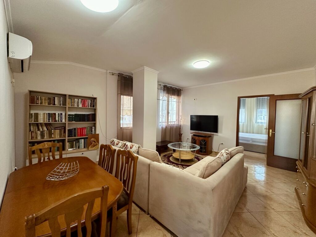 In affitto Apt 2+1+2, presso “Gjimnazi Partizani”, 800 €!