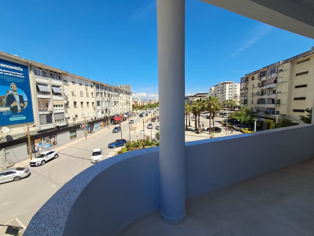JEPET ME QIRA AMBJENT BIZNESI 129 M² NË DURRËS