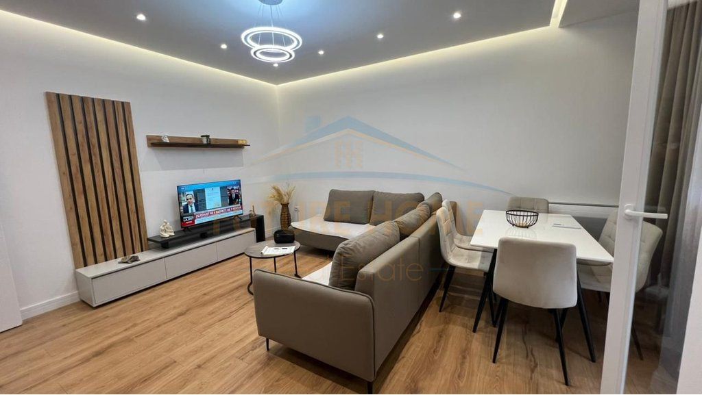 Jap Apartament me qera,  2+1+2, Rruga 5 Maji