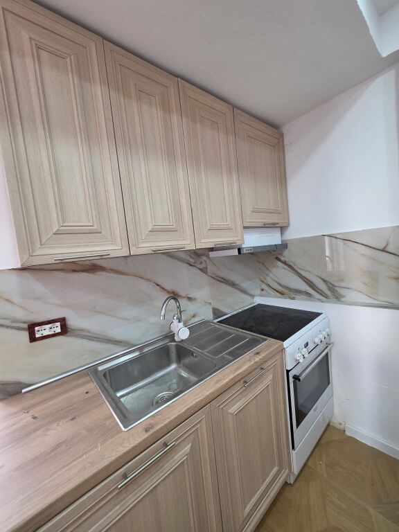 Siri Kodra Shitet Apartament 1+1 Konvertuar Ne 2+1