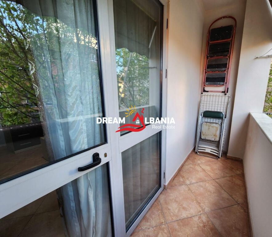 Jepet apartament 2+1+2  me qera tek Rruga e Kavajes afer Xhamise.(ID 42215558)