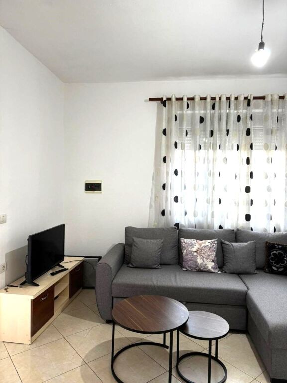 Jepet me qera shtepi private, tipologji 2+1, tek Casa Italia