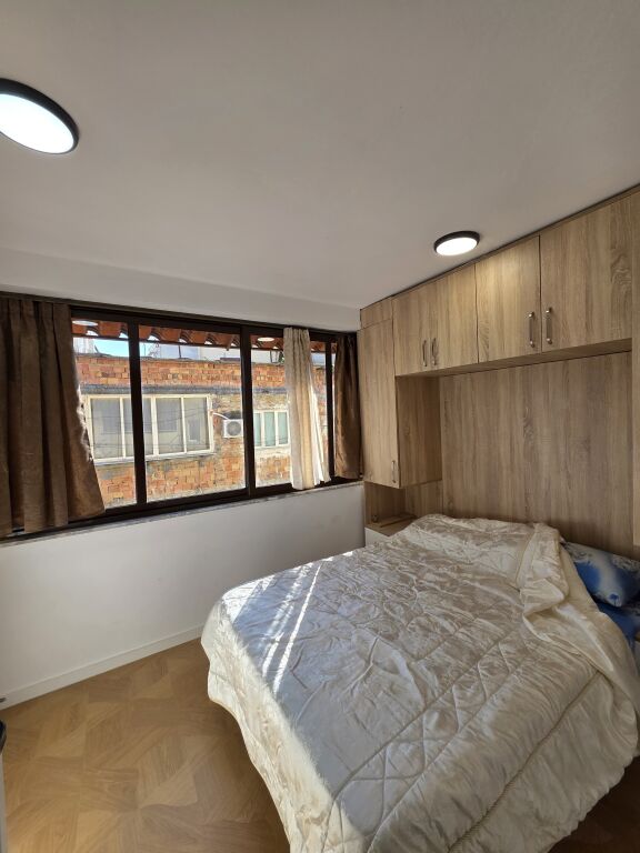 Siri Kodra Shitet Apartament 1+1 Konvertuar Ne 2+1