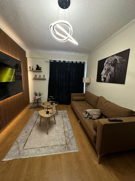 Jepet me qera Apartament 1+1  Adresa : Kompleksi kontakt  Kati 7  I mobiluar  Cmimi 650 mij lek me parkim