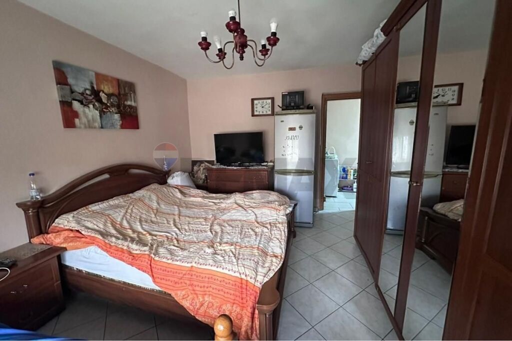 Shitet Apartament 1+1 tek Materniteti i Ri !