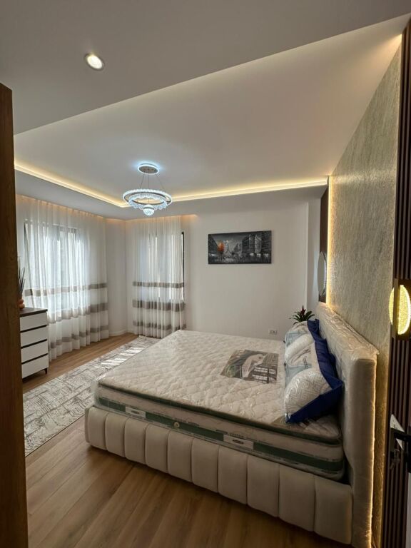Shitet Apartament 2+1+2