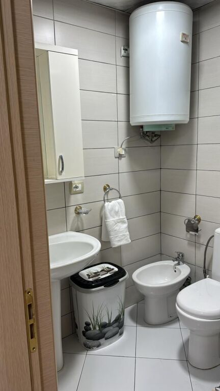 🏢Ne zonen e Don Boskos,jepet me qera apartament,2+1,i mobiluar 60,000Leke