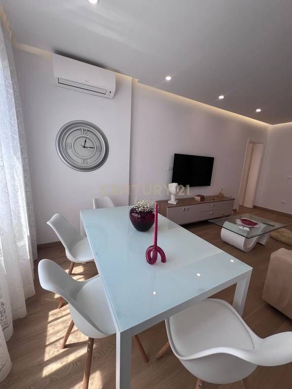 JEPET APARTAMENT 2+1 ME QIRA PRANE, NE ZONEN E ISH BLLOKUT
