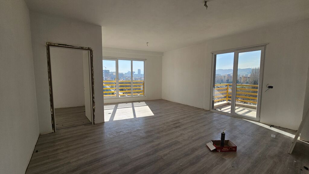 Jepet me qera Kati i Plotë - 4 Apartamente + Parkim – Laprakë