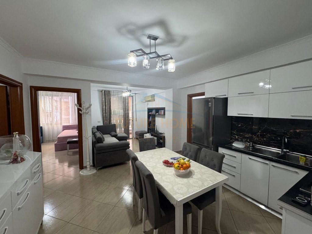 Shitet, Apartament 3+1+2, Unaza e Re,Tirane 185,000 €