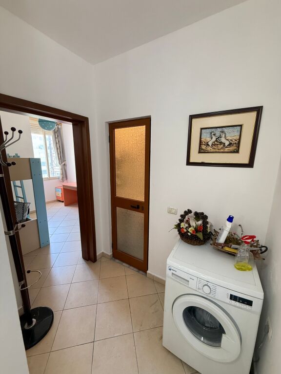 Shitet apartament 2+1 ne plazh