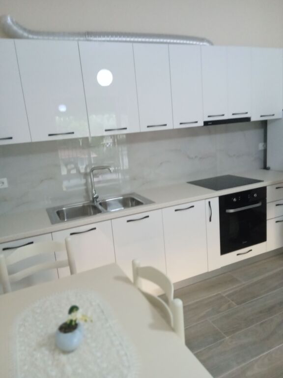 🏡 ME QIRA – APARTAMENT 1+1 | LUNGOMARE, VLORË 🌊