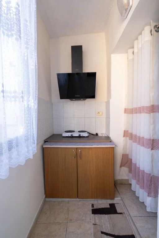 🏢Rruga Mihal Grameno,prane Viva Market jepet me qera apartament1+1,i mobiluar.40,000Leke