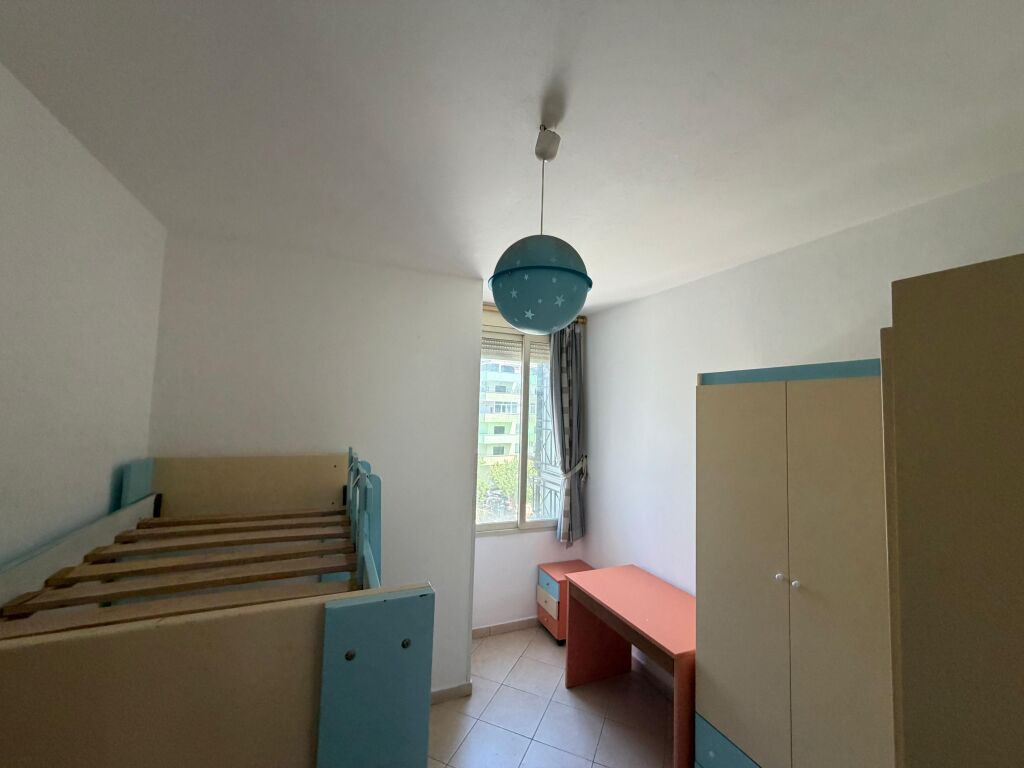 Shitet, Apartament 2+1+2 Tualete, Pranë Hotel Adriatik Plazh– Durrës.