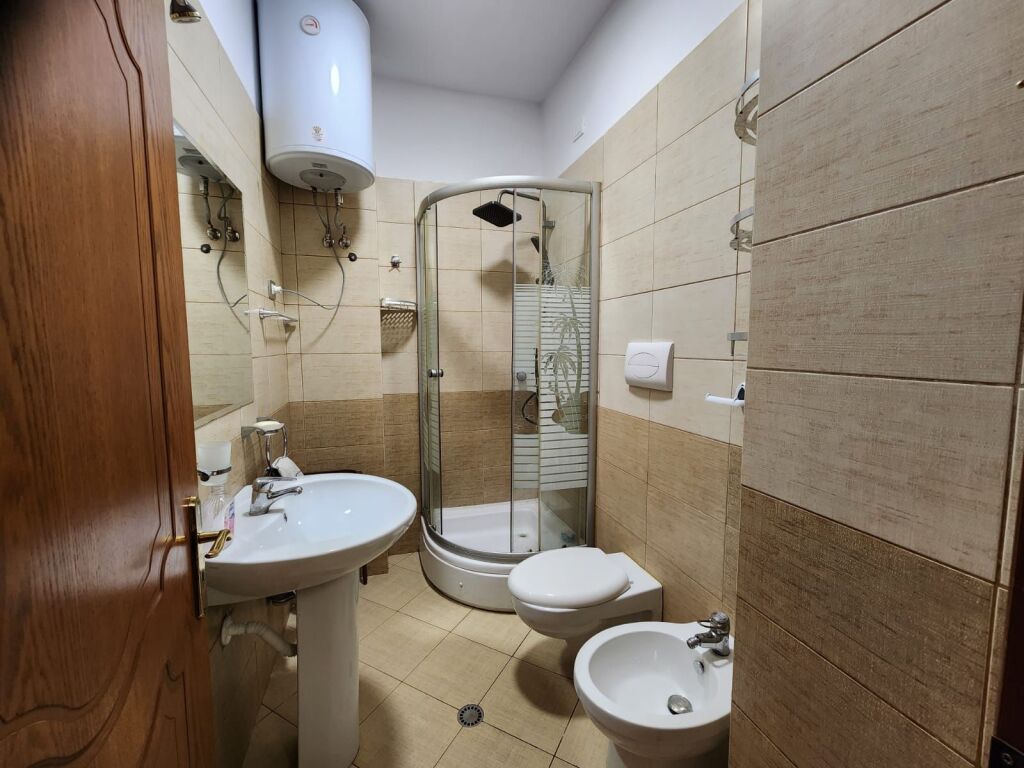 🏢Ne zonen e Rr. se Kavajes,jepet me qera apartament 2+1+2,i mobiluar 800Euro     