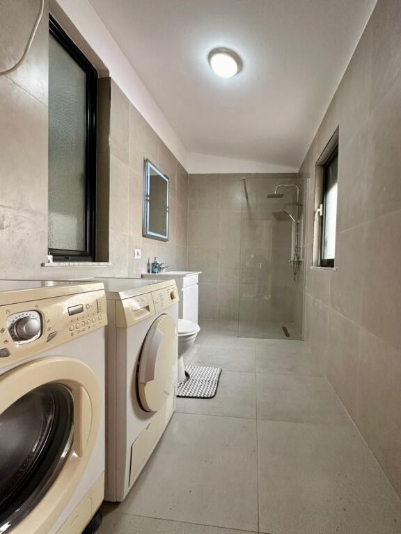 In affitto Apt 2+1+2, presso “Gjimnazi Partizani”, 800 €!
