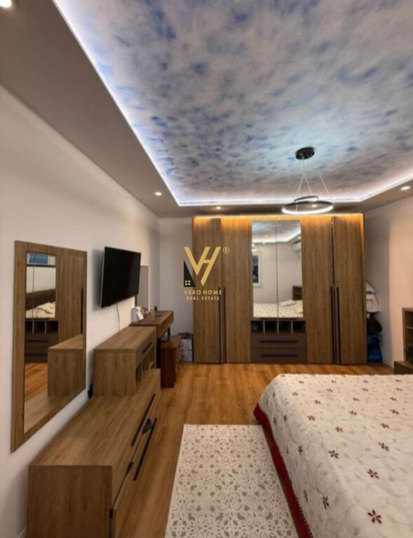 SHITET VILE DY KATESHE NE KINOSTUDIO 230.000 EURO