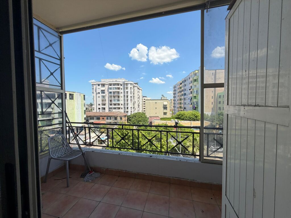 Shitet, Apartament 2+1+2 Tualete, Pranë Hotel Adriatik Plazh– Durrës.